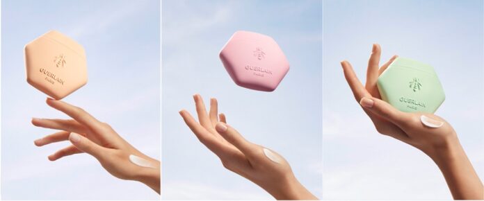 GUERLAIN รังสรรค์ AQUA ALLEGORIA HAND CREAMS ถ่ายทอดเสน่ห์ของน้ำหอมระดับตำนาน สู่การปรนนิบัติผิวมืออย่างมีระดับกับ 3 กลิ่นซิกเนเจอร์ Mandarine Basilic, Rosa Rossa และ Rosa Verde ที่มอบสัมผัสการดูแลผิวมืออย่างล้ำลึก