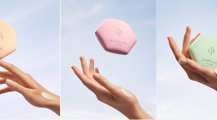 GUERLAIN รังสรรค์ AQUA ALLEGORIA HAND CREAMS ถ่ายทอดเสน่ห์ของน้ำหอมระดับตำนาน สู่การปรนนิบัติผิวมืออย่างมีระดับกับ 3 กลิ่นซิกเนเจอร์ Mandarine Basilic, Rosa Rossa และ Rosa Verde ที่มอบสัมผัสการดูแลผิวมืออย่างล้ำลึก