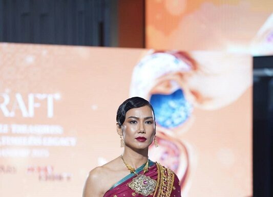 แบรนด์ SIRIVANNAVARI และ ICONCRAFT เผยโฉมกระเป๋าผ้าไทยคอลเลกชัน “S’CRAFT: Craftsmanship 2025” ถ่ายทอดพระวิสัยทัศน์ สมเด็จพระเจ้าลูกเธอ เจ้าฟ้าสิริวัณณวรี นารีรัตนราชกัญญา นำเสนอความงามของผ้าทอสี่ภาค ผสานภูมิปัญญางานปักอันประณีต ผ่านแนวคิด “Royal Weave”