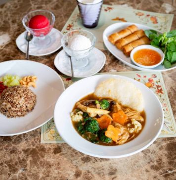 ไอคอนสยาม ร่วมกับเมืองสุขสยาม ต้อนรับเทศกาลกินเจปี 2568 จัดงาน “J-licious เจนี้ อร่อยได้ทุกเมนูนานาชาติ” พร้อมเสิร์ฟเมนูพิเศษทั้งสไตล์จีน ไทย ฝรั่ง และอาหารเจสี่ภาค ระหว่างวันที่ 20-29 ตุลาคม 2568
