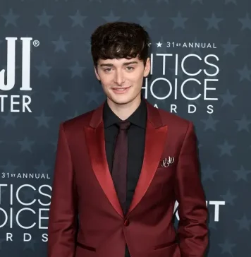 Noah Schnapp สวมเครื่องประดับ Chaumet ร่วมงาน Critics Choice Awards