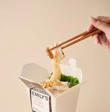 Emily’s ส่ง “เส้นบุกไก่ฉีก” เมนูใหม่เอาใจสายเฮลตี้อร่อยซิกเนเจอร์ โปรตีนสูง แคลต่ำ พร้อมเสิร์ฟ 20 ส.ค.นี้!