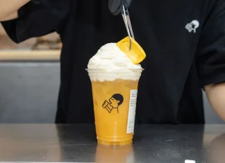 HEYTEA เปิดสาขาแรกในไทยที่ centralwOrld จัดเต็ม “heytea lab” 3 แล็บ พร้อมเมนูชาไทยสุดสร้างสรรค์HEYTEA แบรนด์ชาจากจีน เปิดให้บริการสาขาแรกในประเทศไทยอย่างเป็นทางการที่ centralwOrld กรุงเทพฯ พร้อมนำคอนเซ็ปต์ heytea lab มาสู่ตลาดไทย โดยรวม 3 พื้นที่สร้างสรรค์ ได้แก่ Tea Lab, Bake Lab และ Gelato Lab ไว้ภายในร้านเดียวกัน พร้อมนำเสนอเมนูเครื่องดื่ม เบเกอรี และเจลาโต รวมถึงเมนูที่พัฒนาขึ้นสำหรับประเทศไทยโดยเฉพาะ การเปิดตัวครั้งนี้นับเป็นอีกหนึ่งความเคลื่อนไหวของตลาด New-Style Tea ในไทย หลังผู้บริโภคมีตัวเลือกเครื่องดื่มชารูปแบบใหม่จากแบรนด์ต่างประเทศเพิ่มขึ้นอย่างต่อเนื่อง โดย HEYTEA เลือกเปิดสาขาแรกด้วยรูปแบบ heytea lab ซึ่งเน้นทั้งการทดลองเมนู การนำเสนอวัตถุดิบ และประสบการณ์ภายในร้าน HEYTEA LAB รวม Tea Lab – Bake Lab – Gelato Lab ไว้ในที่เดียว จุดเด่นของสาขา centralwOrld คือการรวม 3 คอนเซ็ปต์ไว้ด้วยกัน Tea Lab นำเสนอเครื่องดื่มชาหลากหลายรูปแบบ ขณะที่ Bake Lab เพิ่มเมนูเบเกอรีและครัวซองต์ทาร์ตไข่ ส่วน Gelato Lab นำรสชาติของชาและวัตถุดิบต่าง ๆ มาพัฒนาเป็นเจลาโต สำหรับราคาเมนูที่สื่อไทยรายงานอยู่ในช่วงประมาณ 90–195 บาท โดยมีทั้งเมนูคลาสสิกของ HEYTEA และเมนูที่พัฒนาขึ้นสำหรับสาขาประเทศไทย ภายในร้านยังออกแบบให้มีพื้นที่จัดเตรียมเมนูแบบเปิด ทำให้ลูกค้าสามารถมองเห็นกระบวนการทำเครื่องดื่มและอาหารบางส่วนได้ ขณะที่ดีไซน์ของร้านนำองค์ประกอบที่ได้รับแรงบันดาลใจจาก ตลาดน้ำของไทย มาผสมเข้ากับภาพลักษณ์ร่วมสมัยของแบรนด์ เปิดตัว teaAir ครั้งแรก พร้อมเมนู “ชาอู่หลงขนุน” หนึ่งในเมนูที่ได้รับความสนใจในการเปิดสาขาประเทศไทยคือ teaAir · Rock Oolong Jackfruit ราคา 195 บาท ซึ่งนำชา Rock Oolong มาผสมกับรสชาติของขนุนและผลไม้เมืองร้อน พร้อมท็อปด้วยเนื้อสัมผัสแบบฟูเบาในคอนเซ็ปต์ “tea cloud” หรือชาที่นำเสนอในรูปแบบคล้ายก้อนเมฆ แนวคิด teaAir เป็นหนึ่งในเมนูใหม่ที่ HEYTEA นำมาเปิดตัวในกรุงเทพฯ โดยให้ลูกค้าสามารถสัมผัสเครื่องดื่มผ่านทั้งส่วนของชาและเนื้อสัมผัสด้านบน หรือผสมทั้งสองส่วนเข้าด้วยกัน ชูรสชาติไทยผ่านทาร์ตไข่และเจลาโต นอกจากเมนูเครื่องดื่มแล้ว HEYTEA ยังนำรสชาติที่ผู้บริโภคไทยคุ้นเคยมาพัฒนาในหมวดอื่น ๆ หนึ่งในนั้นคือ Thai Milk Tea Croissant Egg Tart ทาร์ตไข่ครัวซองต์ที่นำกลิ่นและรสชาติของชาไทยมาเป็นส่วนประกอบ ขณะที่ฝั่ง Gelato Lab มี Lime Thai Milk Tea Gelato ที่นำชาไทยมาผสานกับมะนาวเพื่อเพิ่มความสดชื่น นอกจากนี้ยังมีเมนูอย่าง Triple Matcha Latte, Coconut Mango Boom, Brown Sugar Bobo Milk Tea รวมถึงเจลาโตรสชาติต่าง ๆ ให้เลือก โดยข้อมูลเมนูและราคาที่เผยแพร่ในวันเปิดร้านระบุว่าเมนูเริ่มต้นอยู่ที่ประมาณ 90 บาท HEYTEA ขยายสู่ตลาดต่างประเทศ ก่อนเปิดสาขาในไทย การเข้าสู่ประเทศไทยเกิดขึ้นต่อเนื่องจากการขยายธุรกิจของ HEYTEA ในตลาดต่างประเทศ โดยแบรนด์ได้เปิด heytea lab แห่งแรกในต่างประเทศที่ Times Square นิวยอร์ก ในปี 2568 ก่อนเปิด heytea lab ที่ Toronto Eaton Centre ประเทศแคนาดาในเดือนกุมภาพันธ์ 2569 สำหรับสาขาไทย HEYTEA เลือกทำเล centralwOrld ชั้น 1 เป็นจุดเริ่มต้นของแบรนด์ในประเทศไทย และนำรูปแบบร้าน heytea lab มาสร้างประสบการณ์ที่ครอบคลุมมากกว่าเครื่องดื่มชาเพียงอย่างเดียว เช็กพิกัด HEYTEA สาขาแรกในประเทศไทย 📍 HEYTEA LAB centralwOrld ชั้น 1 ศูนย์การค้า centralwOrld กรุงเทพฯ 🗓️ เปิดให้บริการตั้งแต่ 25 กันยายน 2569 ⏰ เวลาเปิด-ปิดที่มีการเผยแพร่: 10.00–22.00 น. ช่วงเปิดร้านยังมีโปรโมชั่นสำหรับวันที่ 25–27 กันยายน 2569 โดยมีการเผยแพร่ข้อมูลส่วนลด 51% ภายใต้เงื่อนไขที่กำหนด และกิจกรรมส่งเสริมการขายต่อเนื่องในช่วงเดือนตุลาคม