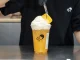 HEYTEA เปิดสาขาแรกในไทยที่ centralwOrld จัดเต็ม “heytea lab” 3 แล็บ พร้อมเมนูชาไทยสุดสร้างสรรค์HEYTEA แบรนด์ชาจากจีน เปิดให้บริการสาขาแรกในประเทศไทยอย่างเป็นทางการที่ centralwOrld กรุงเทพฯ พร้อมนำคอนเซ็ปต์ heytea lab มาสู่ตลาดไทย โดยรวม 3 พื้นที่สร้างสรรค์ ได้แก่ Tea Lab, Bake Lab และ Gelato Lab ไว้ภายในร้านเดียวกัน พร้อมนำเสนอเมนูเครื่องดื่ม เบเกอรี และเจลาโต รวมถึงเมนูที่พัฒนาขึ้นสำหรับประเทศไทยโดยเฉพาะ การเปิดตัวครั้งนี้นับเป็นอีกหนึ่งความเคลื่อนไหวของตลาด New-Style Tea ในไทย หลังผู้บริโภคมีตัวเลือกเครื่องดื่มชารูปแบบใหม่จากแบรนด์ต่างประเทศเพิ่มขึ้นอย่างต่อเนื่อง โดย HEYTEA เลือกเปิดสาขาแรกด้วยรูปแบบ heytea lab ซึ่งเน้นทั้งการทดลองเมนู การนำเสนอวัตถุดิบ และประสบการณ์ภายในร้าน HEYTEA LAB รวม Tea Lab – Bake Lab – Gelato Lab ไว้ในที่เดียว จุดเด่นของสาขา centralwOrld คือการรวม 3 คอนเซ็ปต์ไว้ด้วยกัน Tea Lab นำเสนอเครื่องดื่มชาหลากหลายรูปแบบ ขณะที่ Bake Lab เพิ่มเมนูเบเกอรีและครัวซองต์ทาร์ตไข่ ส่วน Gelato Lab นำรสชาติของชาและวัตถุดิบต่าง ๆ มาพัฒนาเป็นเจลาโต สำหรับราคาเมนูที่สื่อไทยรายงานอยู่ในช่วงประมาณ 90–195 บาท โดยมีทั้งเมนูคลาสสิกของ HEYTEA และเมนูที่พัฒนาขึ้นสำหรับสาขาประเทศไทย ภายในร้านยังออกแบบให้มีพื้นที่จัดเตรียมเมนูแบบเปิด ทำให้ลูกค้าสามารถมองเห็นกระบวนการทำเครื่องดื่มและอาหารบางส่วนได้ ขณะที่ดีไซน์ของร้านนำองค์ประกอบที่ได้รับแรงบันดาลใจจาก ตลาดน้ำของไทย มาผสมเข้ากับภาพลักษณ์ร่วมสมัยของแบรนด์ เปิดตัว teaAir ครั้งแรก พร้อมเมนู “ชาอู่หลงขนุน” หนึ่งในเมนูที่ได้รับความสนใจในการเปิดสาขาประเทศไทยคือ teaAir · Rock Oolong Jackfruit ราคา 195 บาท ซึ่งนำชา Rock Oolong มาผสมกับรสชาติของขนุนและผลไม้เมืองร้อน พร้อมท็อปด้วยเนื้อสัมผัสแบบฟูเบาในคอนเซ็ปต์ “tea cloud” หรือชาที่นำเสนอในรูปแบบคล้ายก้อนเมฆ แนวคิด teaAir เป็นหนึ่งในเมนูใหม่ที่ HEYTEA นำมาเปิดตัวในกรุงเทพฯ โดยให้ลูกค้าสามารถสัมผัสเครื่องดื่มผ่านทั้งส่วนของชาและเนื้อสัมผัสด้านบน หรือผสมทั้งสองส่วนเข้าด้วยกัน ชูรสชาติไทยผ่านทาร์ตไข่และเจลาโต นอกจากเมนูเครื่องดื่มแล้ว HEYTEA ยังนำรสชาติที่ผู้บริโภคไทยคุ้นเคยมาพัฒนาในหมวดอื่น ๆ หนึ่งในนั้นคือ Thai Milk Tea Croissant Egg Tart ทาร์ตไข่ครัวซองต์ที่นำกลิ่นและรสชาติของชาไทยมาเป็นส่วนประกอบ ขณะที่ฝั่ง Gelato Lab มี Lime Thai Milk Tea Gelato ที่นำชาไทยมาผสานกับมะนาวเพื่อเพิ่มความสดชื่น นอกจากนี้ยังมีเมนูอย่าง Triple Matcha Latte, Coconut Mango Boom, Brown Sugar Bobo Milk Tea รวมถึงเจลาโตรสชาติต่าง ๆ ให้เลือก โดยข้อมูลเมนูและราคาที่เผยแพร่ในวันเปิดร้านระบุว่าเมนูเริ่มต้นอยู่ที่ประมาณ 90 บาท HEYTEA ขยายสู่ตลาดต่างประเทศ ก่อนเปิดสาขาในไทย การเข้าสู่ประเทศไทยเกิดขึ้นต่อเนื่องจากการขยายธุรกิจของ HEYTEA ในตลาดต่างประเทศ โดยแบรนด์ได้เปิด heytea lab แห่งแรกในต่างประเทศที่ Times Square นิวยอร์ก ในปี 2568 ก่อนเปิด heytea lab ที่ Toronto Eaton Centre ประเทศแคนาดาในเดือนกุมภาพันธ์ 2569 สำหรับสาขาไทย HEYTEA เลือกทำเล centralwOrld ชั้น 1 เป็นจุดเริ่มต้นของแบรนด์ในประเทศไทย และนำรูปแบบร้าน heytea lab มาสร้างประสบการณ์ที่ครอบคลุมมากกว่าเครื่องดื่มชาเพียงอย่างเดียว เช็กพิกัด HEYTEA สาขาแรกในประเทศไทย 📍 HEYTEA LAB centralwOrld ชั้น 1 ศูนย์การค้า centralwOrld กรุงเทพฯ 🗓️ เปิดให้บริการตั้งแต่ 25 กันยายน 2569 ⏰ เวลาเปิด-ปิดที่มีการเผยแพร่: 10.00–22.00 น. ช่วงเปิดร้านยังมีโปรโมชั่นสำหรับวันที่ 25–27 กันยายน 2569 โดยมีการเผยแพร่ข้อมูลส่วนลด 51% ภายใต้เงื่อนไขที่กำหนด และกิจกรรมส่งเสริมการขายต่อเนื่องในช่วงเดือนตุลาคม