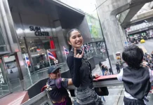 ประชาชนร่วมต้อนรับและแสดงความยินดี Nene Royal อย่างอบอุ่น เชิดชูเป็นผู้สร้างความภาคภูมิใจให้แก่คนไทยทั้งประเทศ Nene แสดงความห่วงใยผู้ประสบอุทกภัย ร่วมบริจาคช่วยเหลือผ่านสภากาชาด