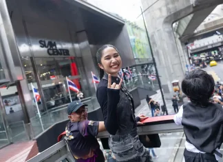 ประชาชนร่วมต้อนรับและแสดงความยินดี Nene Royal อย่างอบอุ่น เชิดชูเป็นผู้สร้างความภาคภูมิใจให้แก่คนไทยทั้งประเทศ Nene แสดงความห่วงใยผู้ประสบอุทกภัย ร่วมบริจาคช่วยเหลือผ่านสภากาชาด
