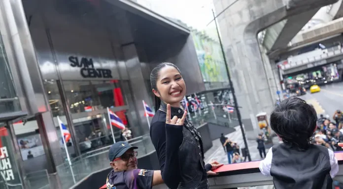 ประชาชนร่วมต้อนรับและแสดงความยินดี Nene Royal อย่างอบอุ่น เชิดชูเป็นผู้สร้างความภาคภูมิใจให้แก่คนไทยทั้งประเทศ Nene แสดงความห่วงใยผู้ประสบอุทกภัย ร่วมบริจาคช่วยเหลือผ่านสภากาชาด