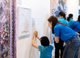 ศิลปะที่มองผ่านปลายนิ้ว ยูโอบีนำ “ศิลปะสัมผัสได้” สู่หอศิลปกรุงเทพฯ จากภาพวาดบนผืนผ้าใบสู่ผลงานนูนต่ำสามมิติ
